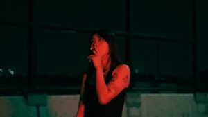 Versi Live Band dari “Talk That Talk”: Menghidupkan Suasana dengan Gaya Baru