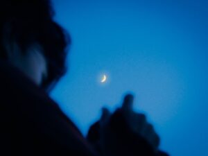Menyingkap Makna di Balik “Talking to the Moon”