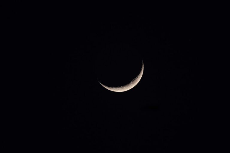 Be Talking to the Moon: Fenomena Komunikasi yang Unik